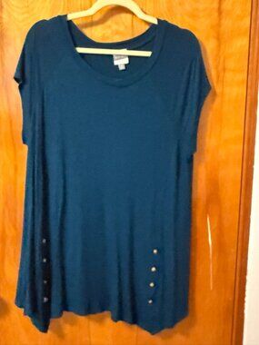 Meri Skye plus tunic sharkbite button detail 2X